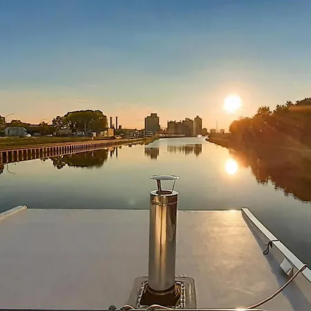Gorgeous Ship In With Sauna Πλωτό κατάλυμα 5*
